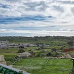 Elegant 3 Bedroom Apartment, Family Friendly With Sun Terrace And Hot Tub Smas1-1 Apartman