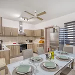 Elegant 3 Bedroom Apartment, Family Friendly With Sun Terrace And Hot Tub Smas1-1