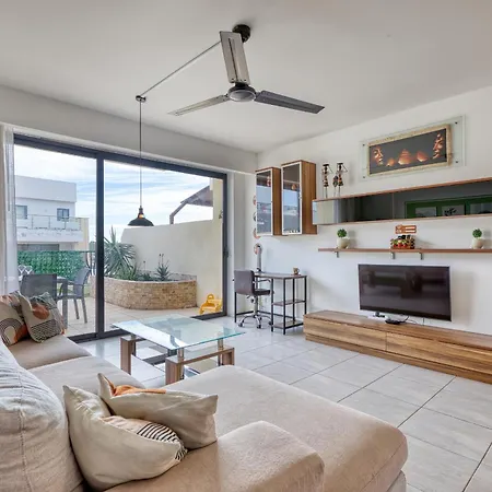 Elegant 3 Bedroom Apartment, Family Friendly With Sun Terrace And Hot Tub Smas1-1