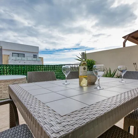 Elegant 3 Bedroom Apartment, Family Friendly With Sun Terrace And Hot Tub Smas1-1