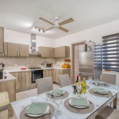 Elegant 3 Bedroom Apartment, Family Friendly With Sun Terrace And Hot Tub Smas1-1