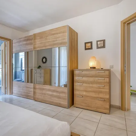 Elegant 3 Bedroom Apartment, Family Friendly With Sun Terrace And Hot Tub Smas1-1 * Marsaskala