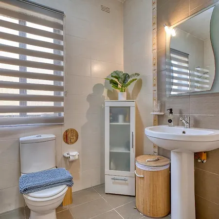 Elegant 3 Bedroom Apartment, Family Friendly With Sun Terrace And Hot Tub Smas1-1 * Марсаскала
