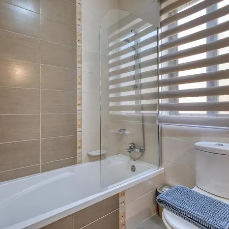 Elegant 3 Bedroom Apartment, Family Friendly With Sun Terrace And Hot Tub Smas1-1 Апартаменты *