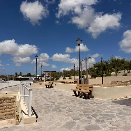 Elegant 3 Bedroom Apartment, Family Friendly With Sun Terrace And Hot Tub Smas1-1 * Marsaskala