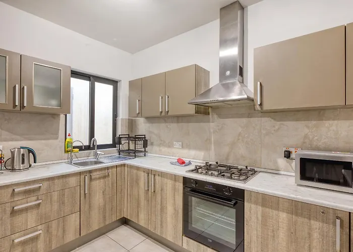 شقة Elegant 3 Bedroom Apartment, Family Friendly With Sun Terrace And Hot Tub Smas1-1 *