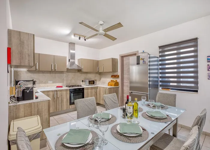 Elegant 3 Bedroom Apartment, Family Friendly With Sun Terrace And Hot Tub Smas1-1