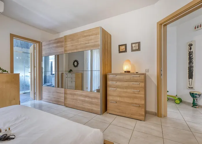 Elegant 3 Bedroom Apartment, Family Friendly With Sun Terrace And Hot Tub Smas1-1 * Marsaskala