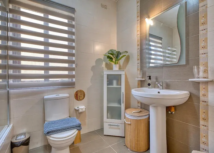 Elegant 3 Bedroom Apartment, Family Friendly With Sun Terrace And Hot Tub Smas1-1 * Marsaskala