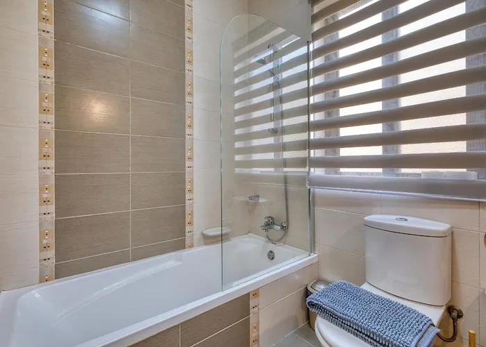 Elegant 3 Bedroom Apartment, Family Friendly With Sun Terrace And Hot Tub Smas1-1 شقة *